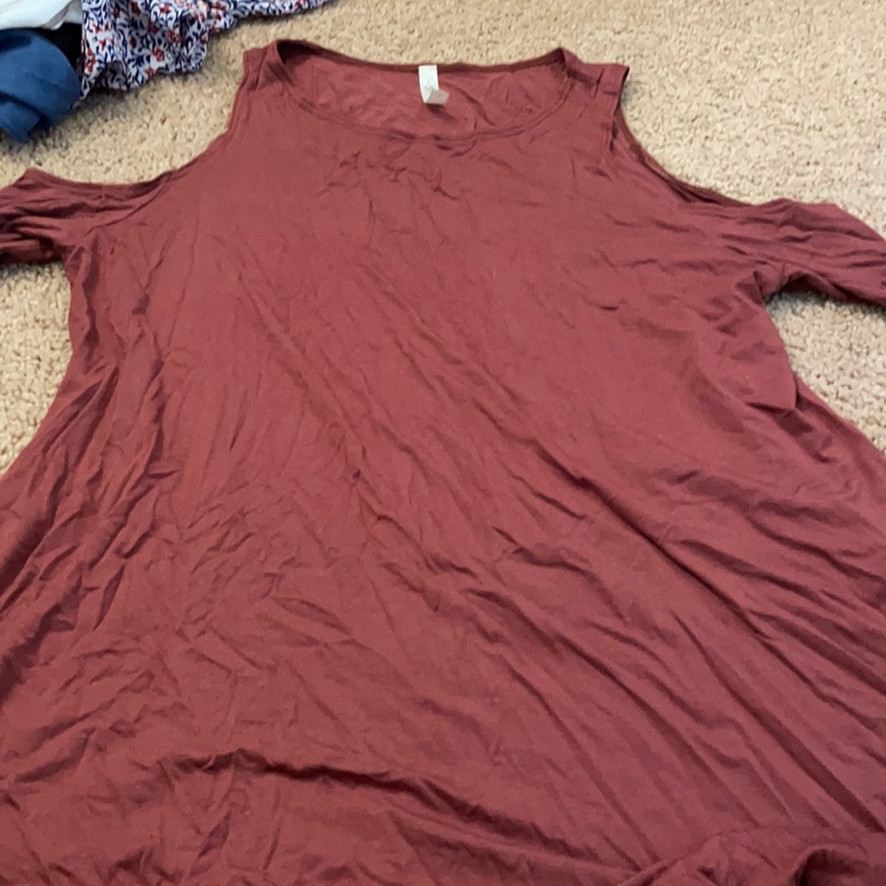 Lyss Loo cold shoulder long sleeve top- never worn